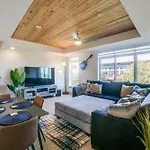 Luxury Penthouse Overlooking Riverwalk W Free Parking Pet Friendly Centrally Located On The Riverwalk