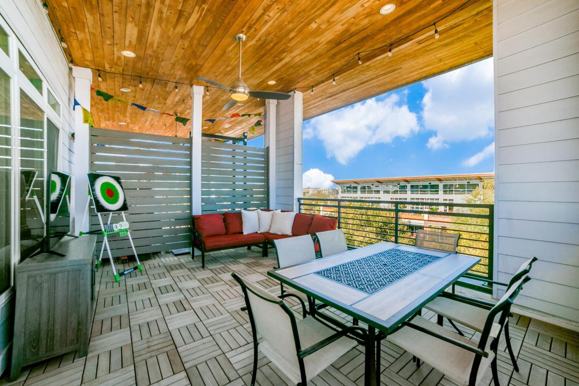 Apartment Luxury Penthouse Overlooking Riverwalk W Free Parking Pet Friendly Centrally Located On The Riverwalk *