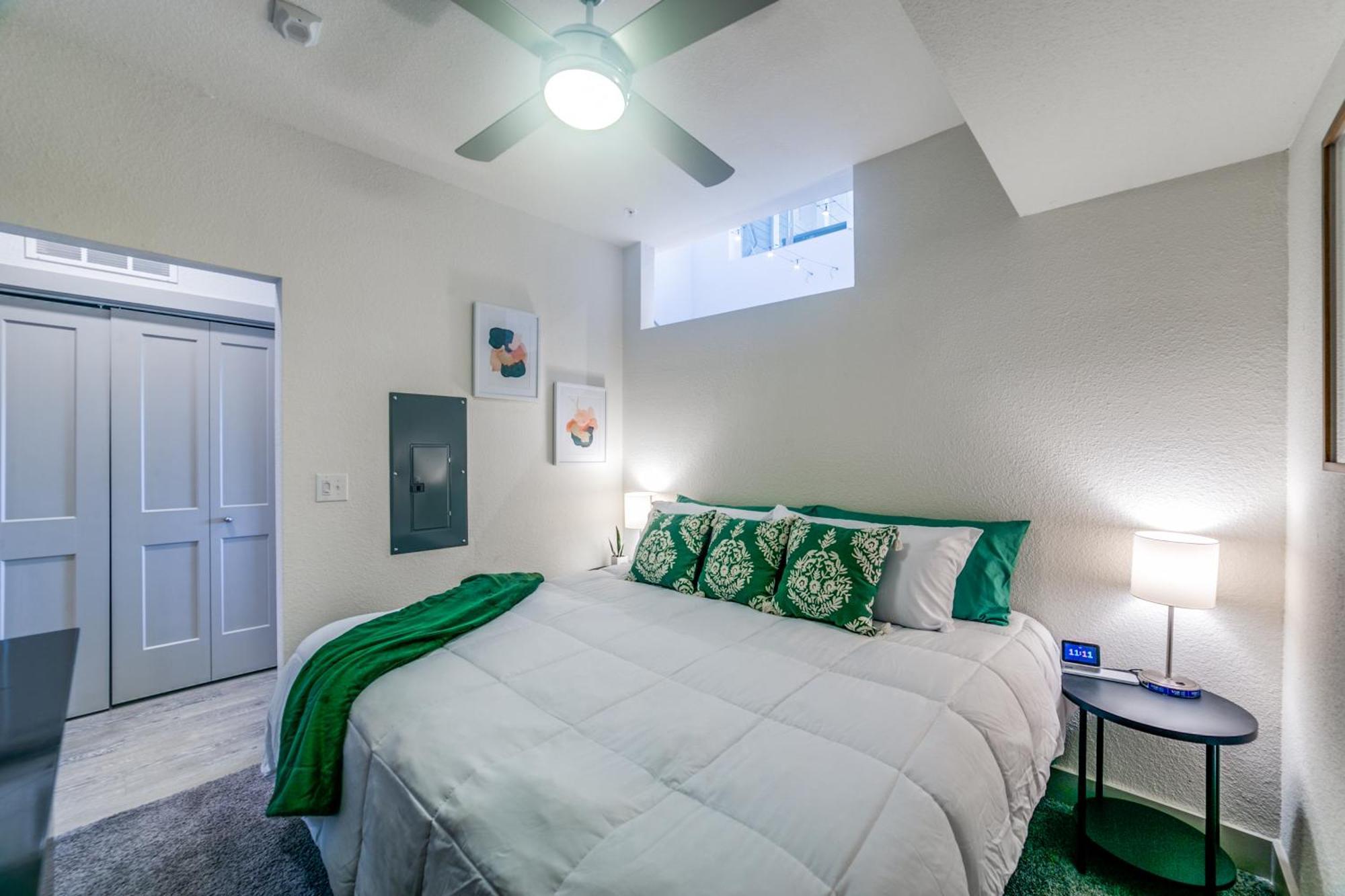 Luxury Penthouse Overlooking Riverwalk W Free Parking Pet Friendly Centrally Located On The Riverwalk * San Antonio