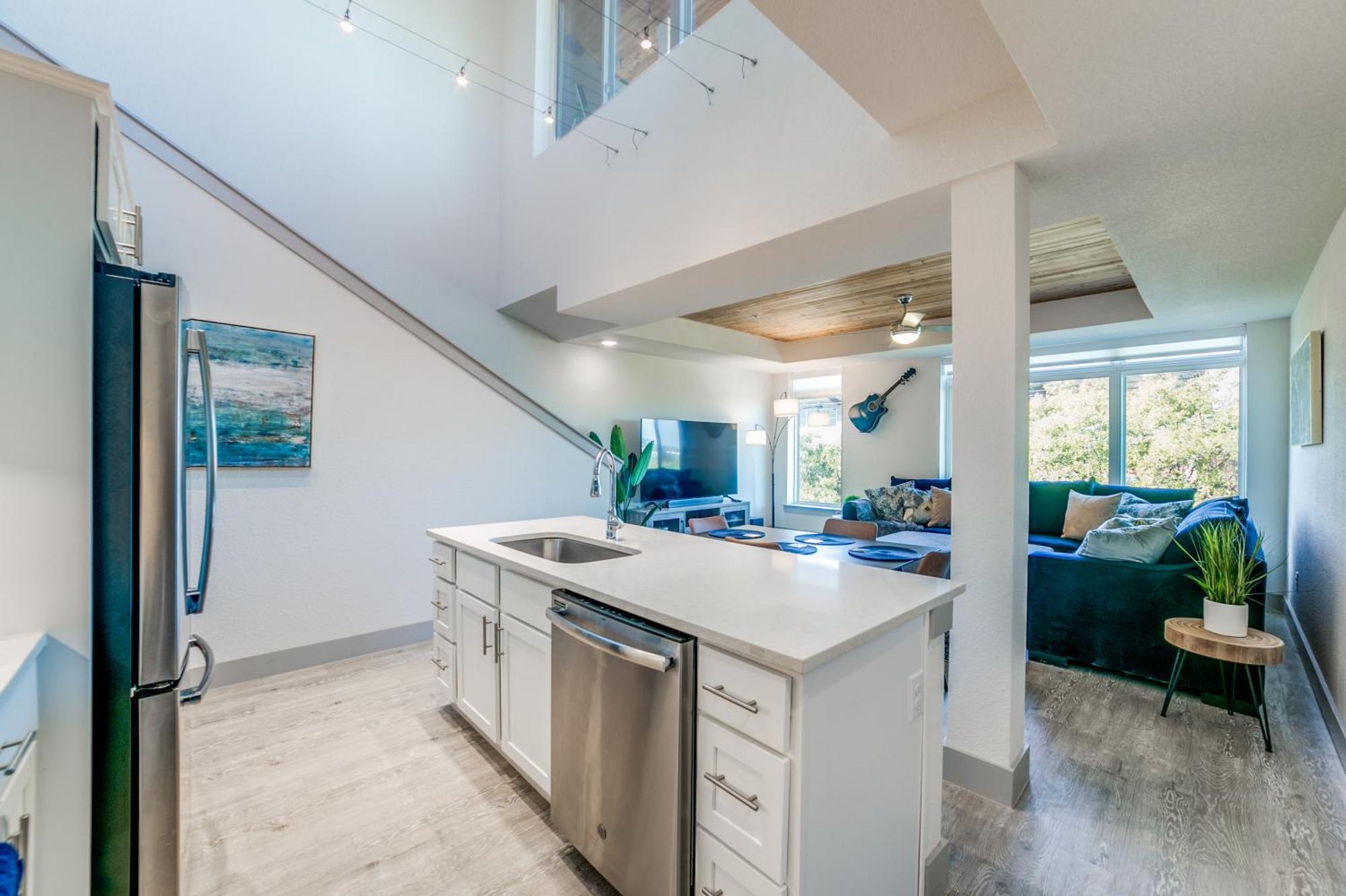 Apartment Luxury Penthouse Overlooking Riverwalk W Free Parking Pet Friendly Centrally Located On The Riverwalk
