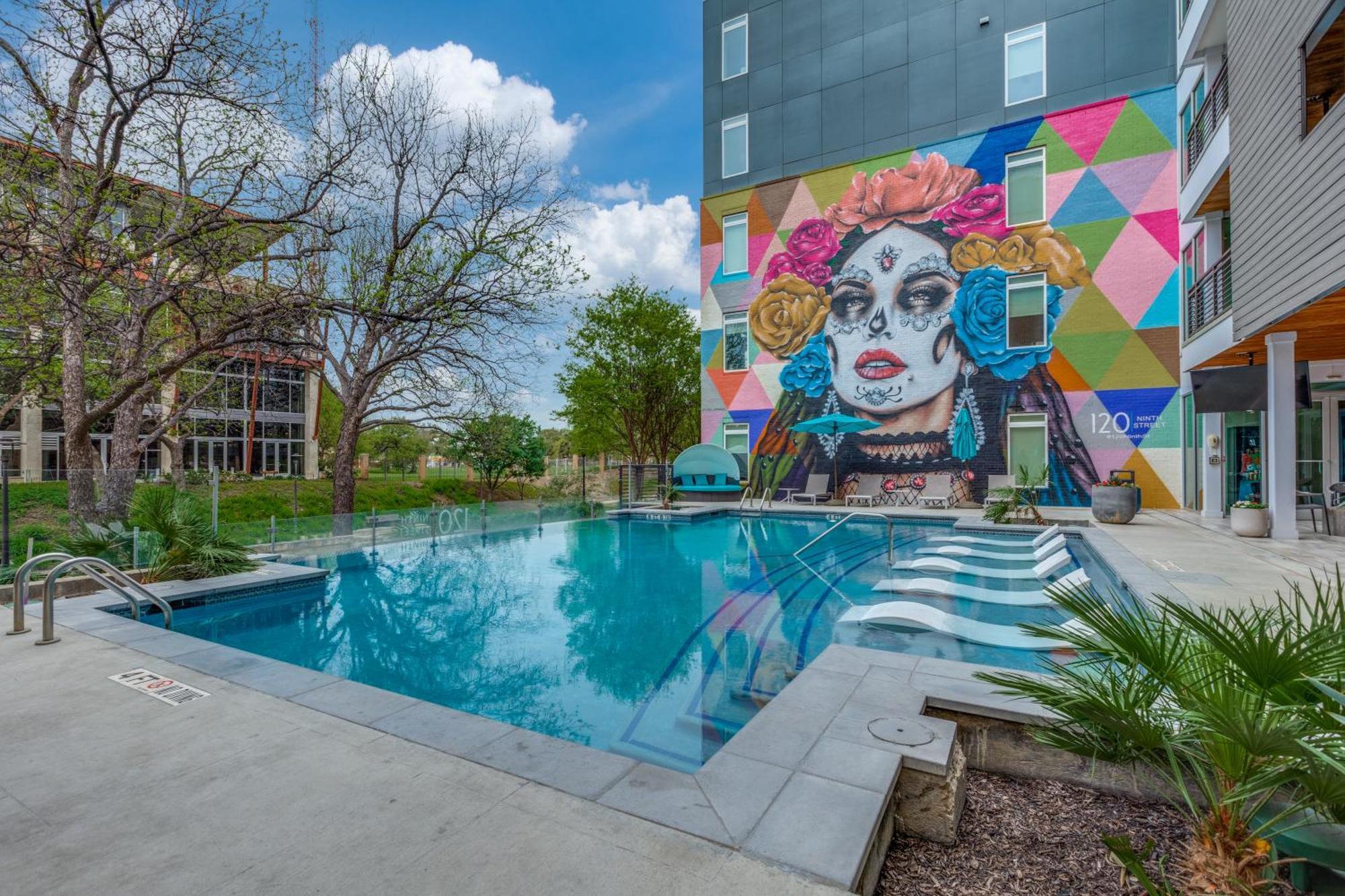 Apartment Luxury Penthouse Overlooking Riverwalk W Free Parking Pet Friendly Centrally Located On The Riverwalk *