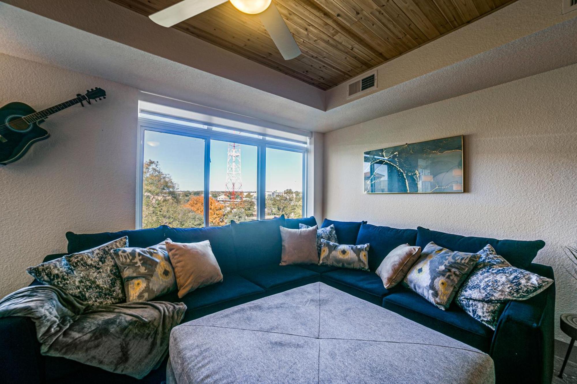 Luxury Penthouse Overlooking Riverwalk W Free Parking Pet Friendly Centrally Located On The Riverwalk San Antonio